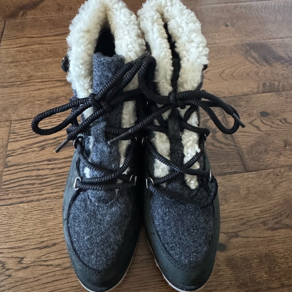 NWOT Sorel Gray Wool & Black Lace-Up Sherpa Ankle Boots
